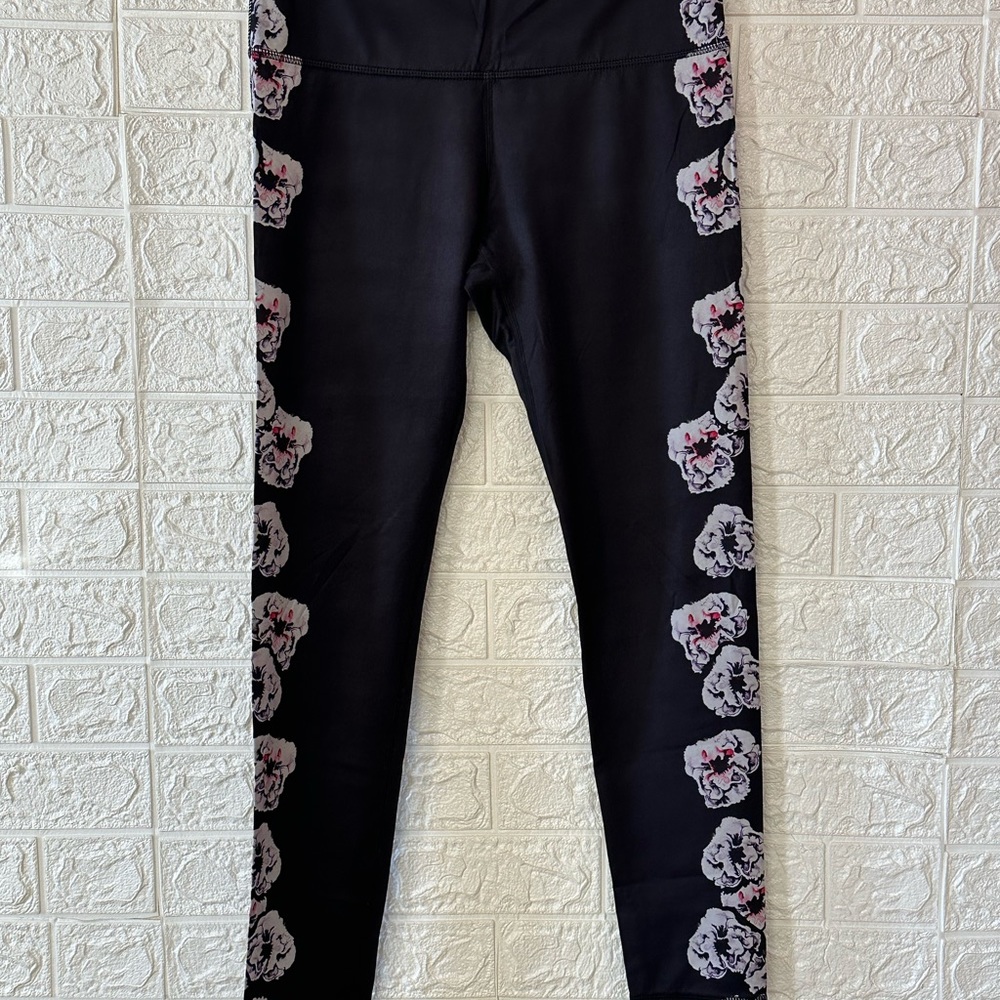 NOLI black flowered leggings size large